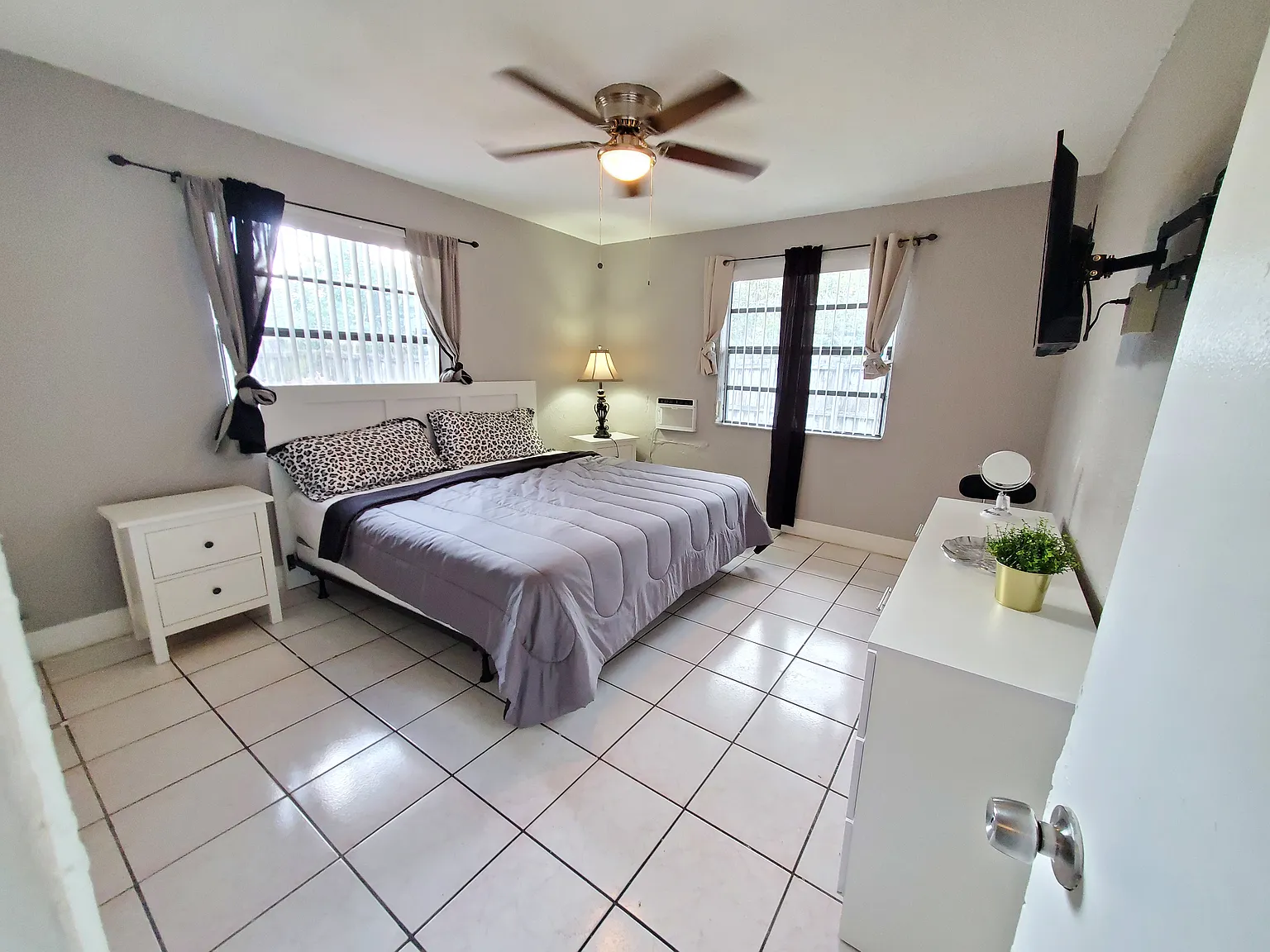 2 bed, 600 sqft, $2,100 — Photo 3