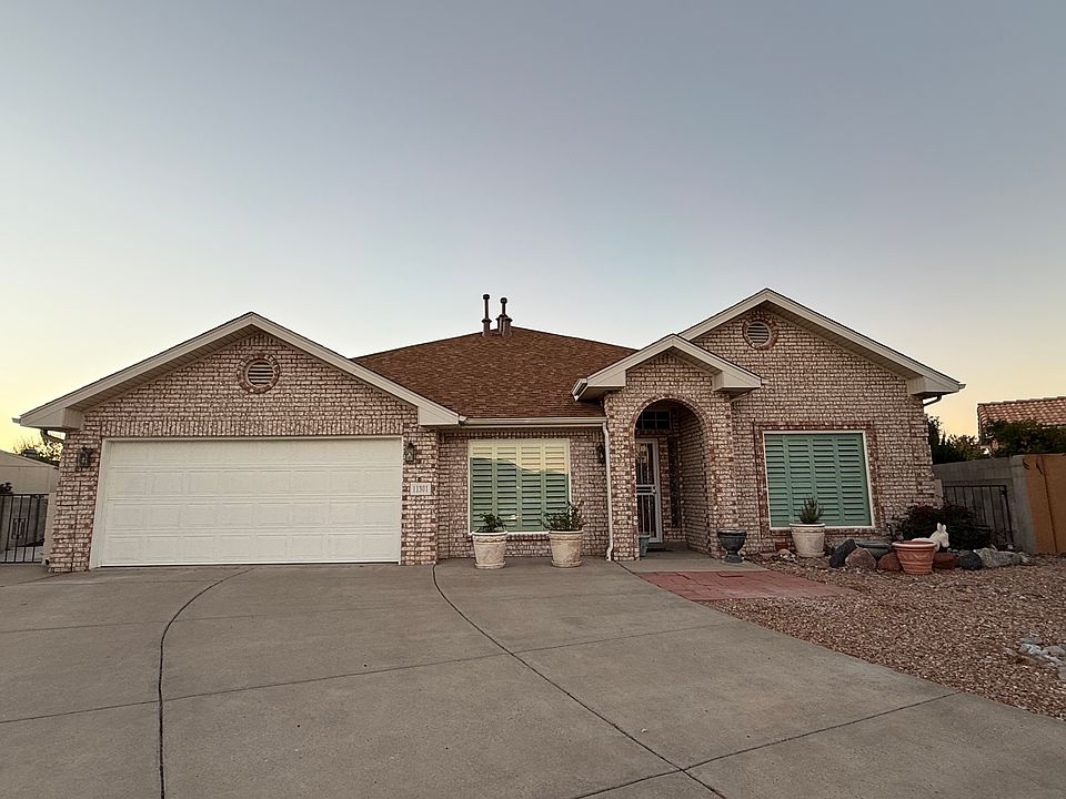 Beautiful home in quiet cul-de-sac, near Sandia Labs, AF base, airport, Costco, easy access to I-40. Two primary rooms with ensuite and walk-in closets. Two home offices or 3rd and 4th rooms. Living room, dining room, family room, chef's kitchen..