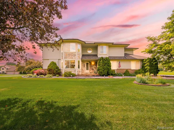 6398 High Valley Dr, White Lake, MI 48383