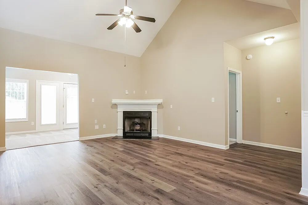 3 bed, 2.0 bath, 1436 sqft, $2,105 — Photo 4