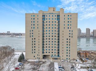 1225 Riverside Dr W #703, Windsor, ON N9A 0A2