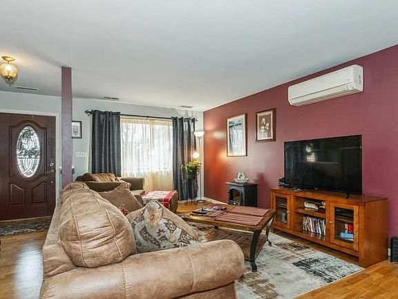 4th image of 547 Barberry Ln