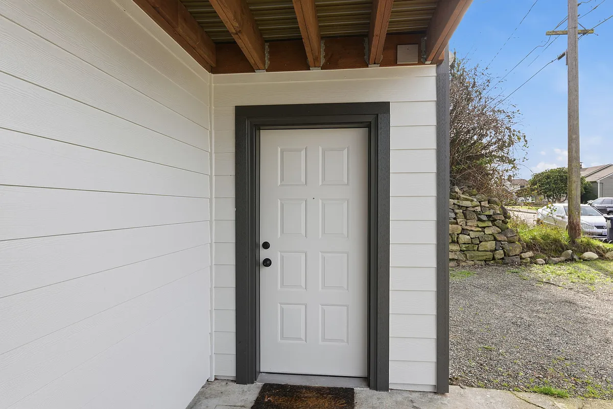 Building Photo - 5801 S Cushman Ave #3