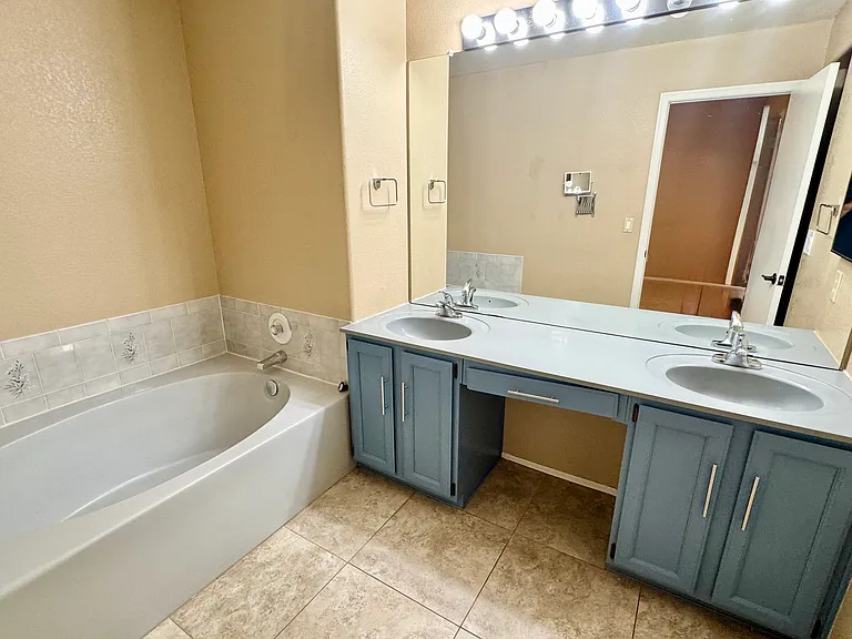 16646 S 33rd St — Photo 11