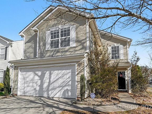 2nd image of 2104 Pawpaw Ln