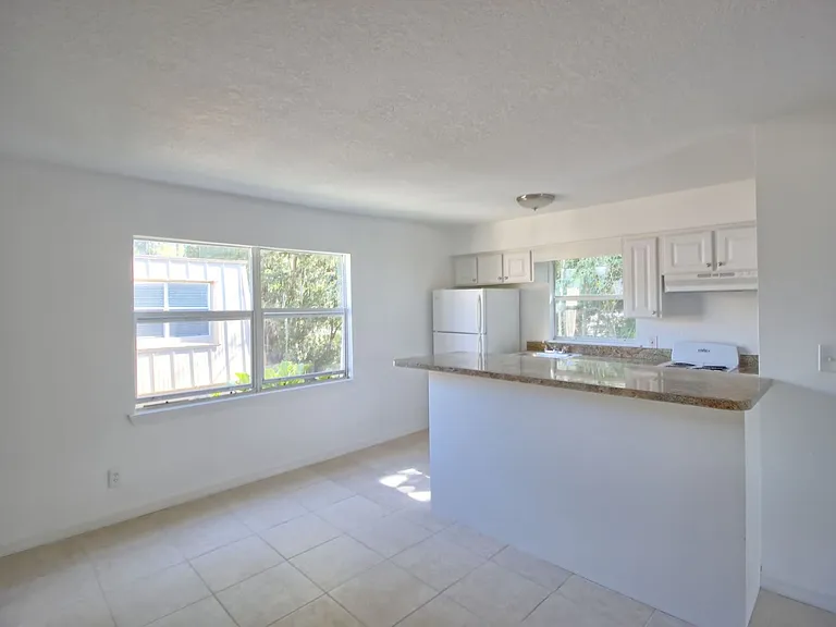Hamilton House Apartments — Photo 3