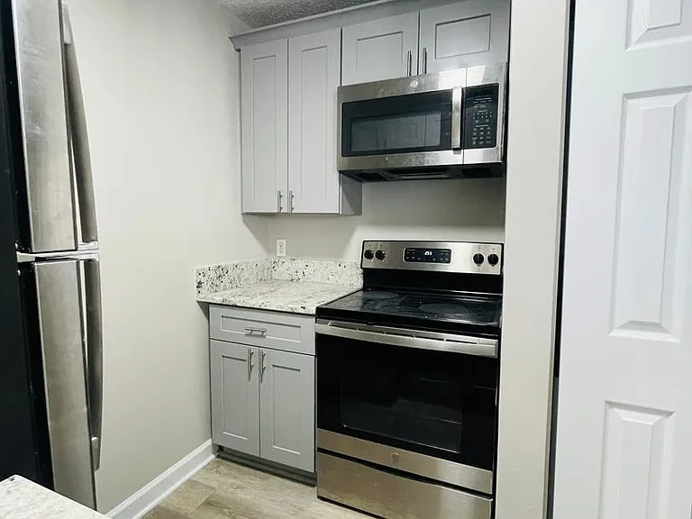 415 W 10th St — Photo 7