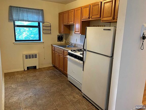 2nd image of 130 Orient Way APT 4D