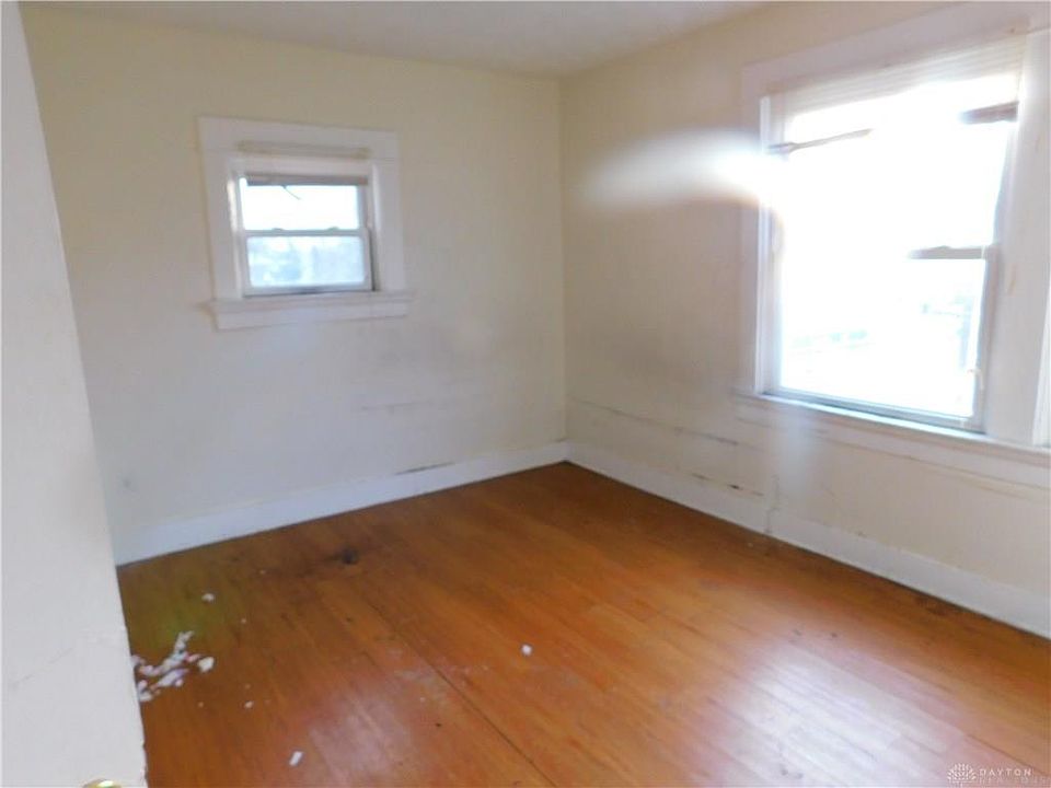 1st image of 1521 W 1st St