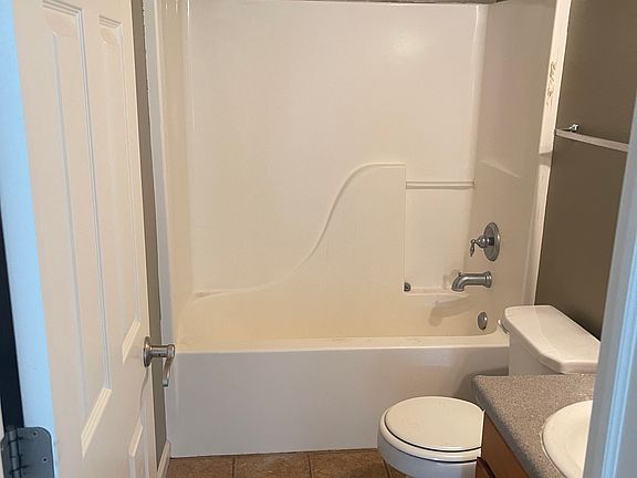 5th image of 989 Onyx St
