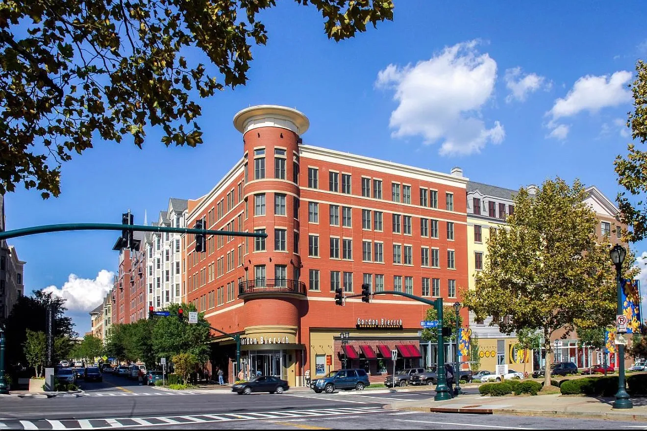 2 bed, 1002 sqft, $2,400 — Photo 1