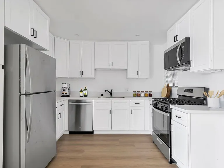 Green Hill Apartments — Photo 23