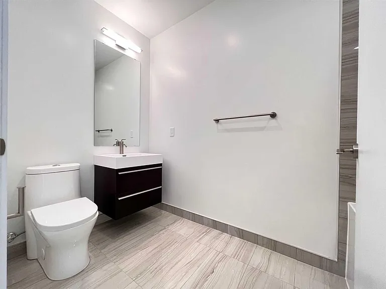39 Roehampton Ave — Photo 7