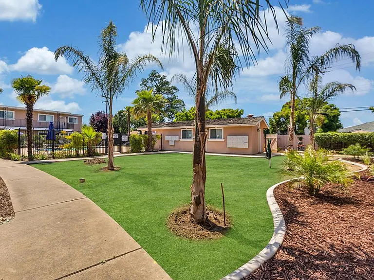 South Land Park Apartments — Photo 12