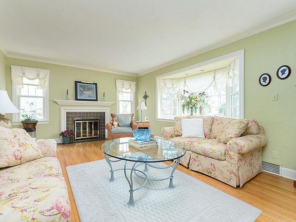 4th image of 733 Montrose Ave