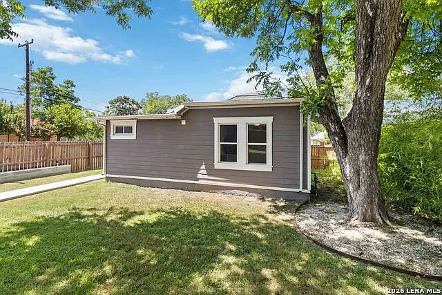 944 Fulton Ave — Photo 37