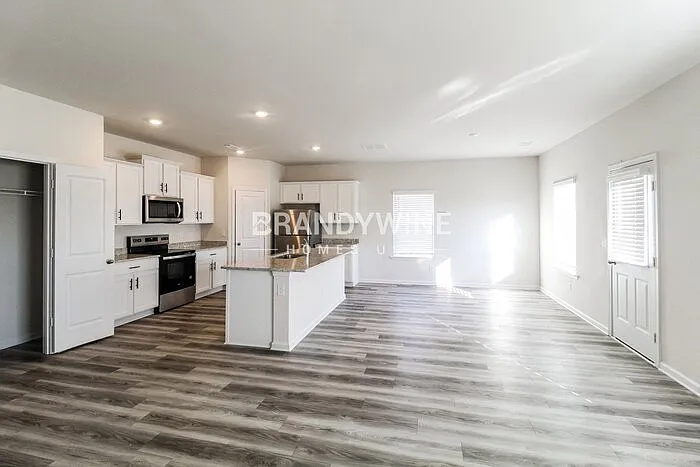 148 Avondale Blvd — Photo 4