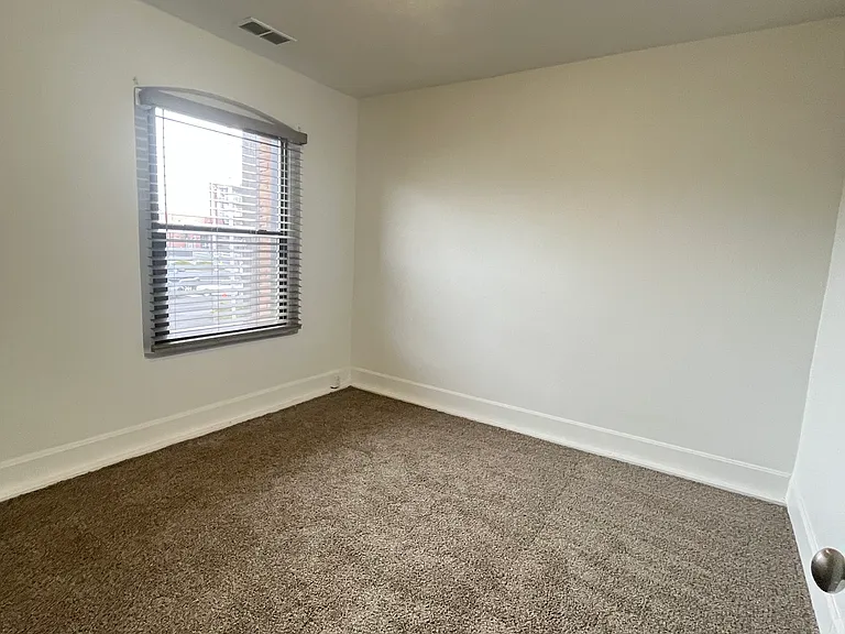 915 1/2 W Broadway Ave #1 — Photo 3