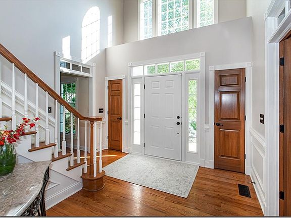 4th image of 16 Great Oak Dr