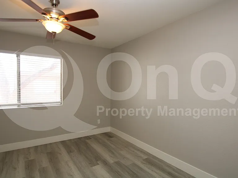 2807 E Paradise Ln #101 — Photo 9