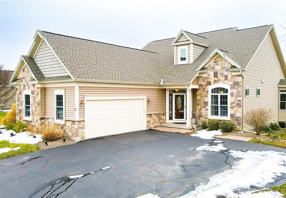 1st image of 11 Prestwick Ln