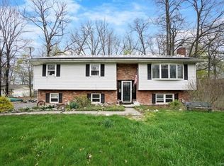18 Elizabeth Ln, New Windsor, NY 12553