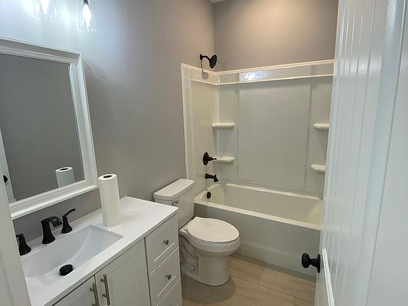 5th image of 318 Glenn St