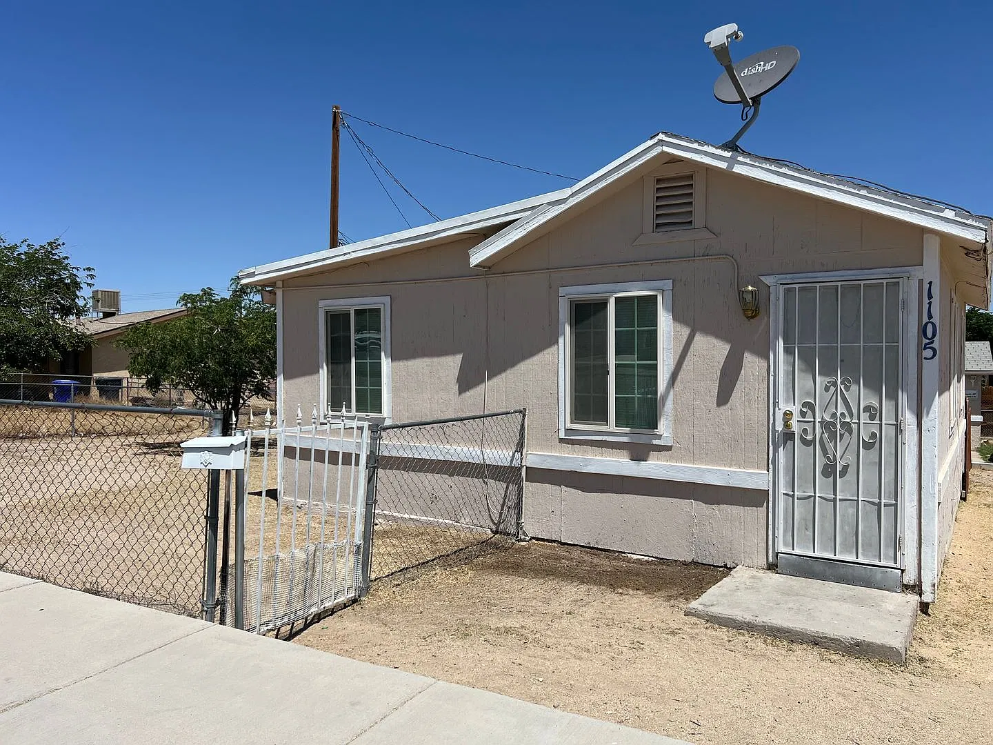 1 Bedroom 1 Bathroom House with Fenced Yard+ — Photo 2