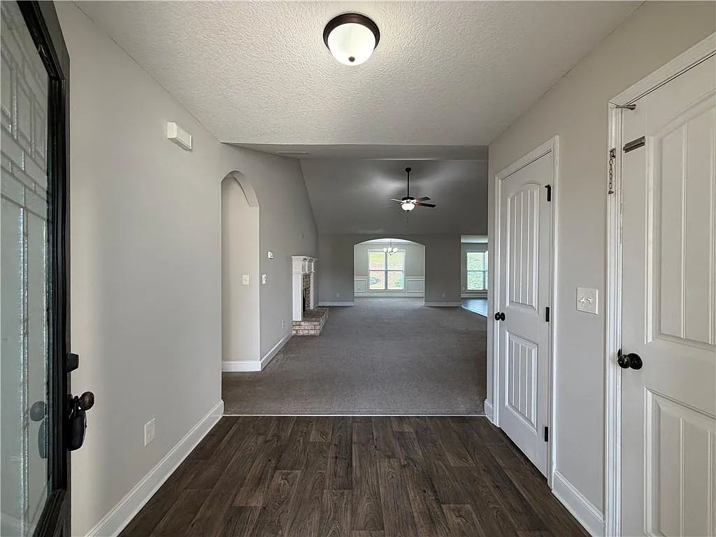 4 bed, 2.5 bath, 2199 sqft, $2,200 — Photo 2