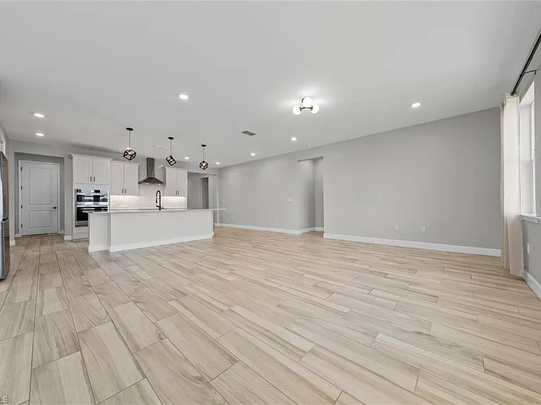 2038 Grove Dr — Photo 7