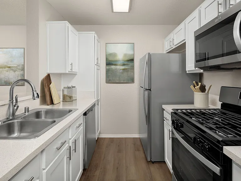 Green Valley Apartments — Photo 6