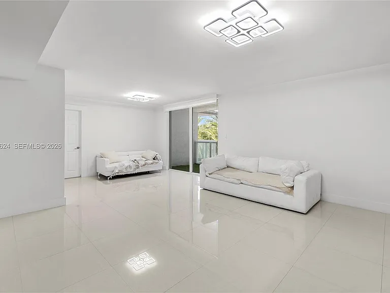 2457 Collins Ave #307 — Photo 7