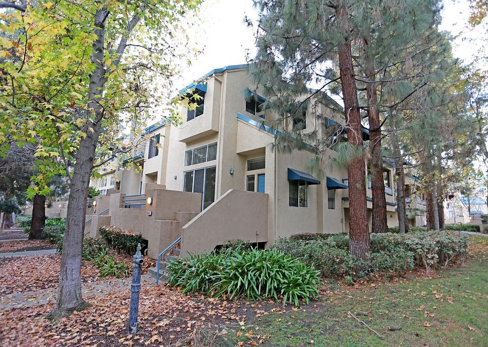 1st image of 418 Galleria Dr APT 2