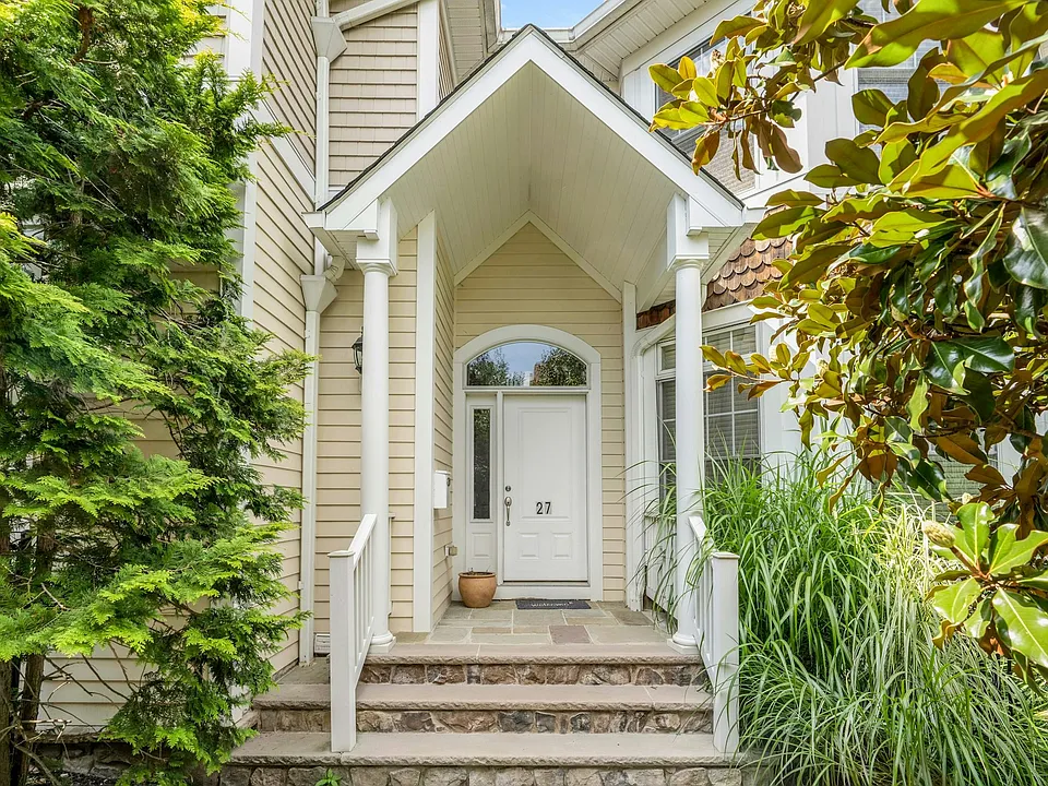 25 E Linden Ave