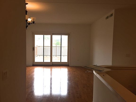2nd image of 5588 N Lincoln Ave APT 202