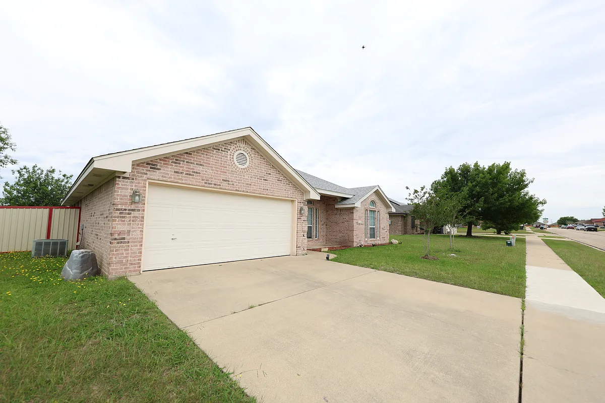 Building Photo - 2806 Hydrangea Ave