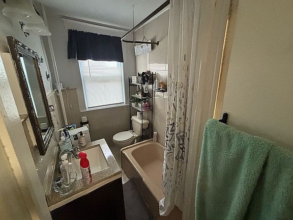 3rd image of 562 Jacques St