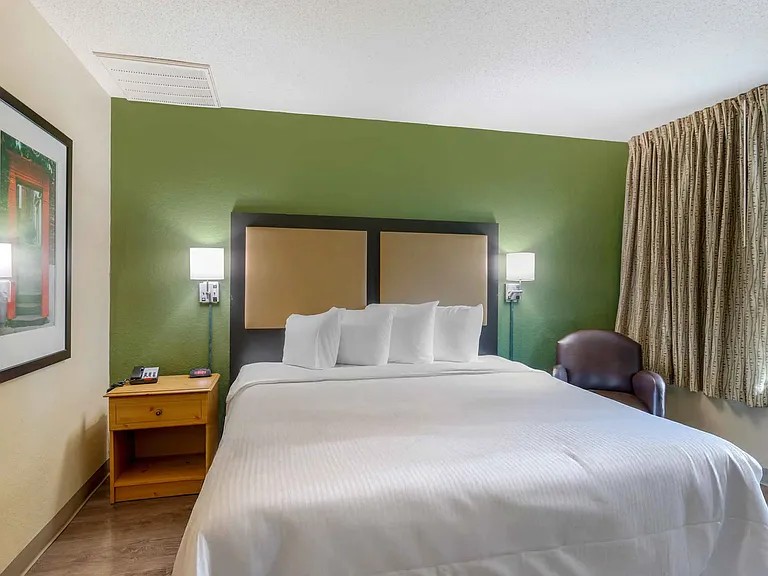 2 Bedroom Suite - 1 Queen Bed