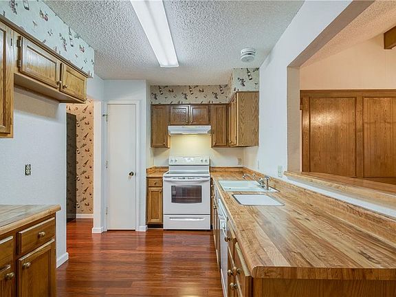 4th image of 300 Almond Ln