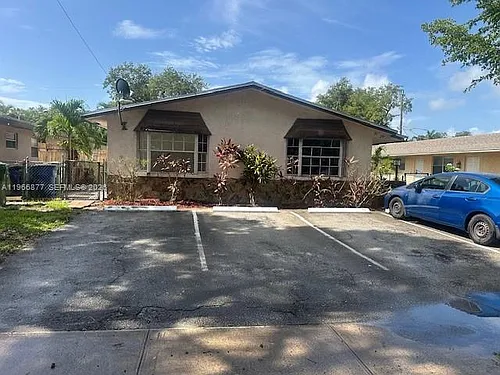 31 SW 8th Ct #1-2 Photo 1