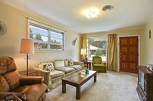 3rd image of 909 Andrews Ave