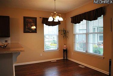 5th image of 562 Hyannis Port Cir
