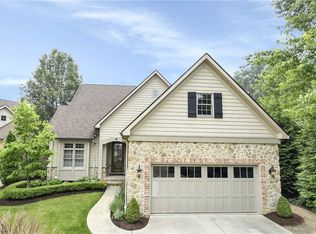 11 River Side Dr, Rocky River, OH