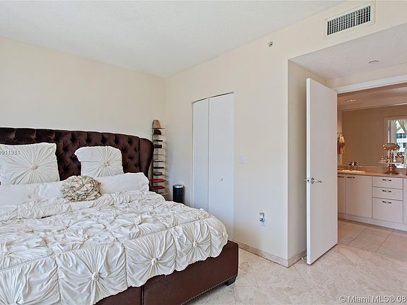 5th image of 10 Venetian Way APT 1005