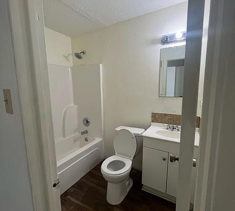 4th image of 101 Lakeshore Dr APT 18