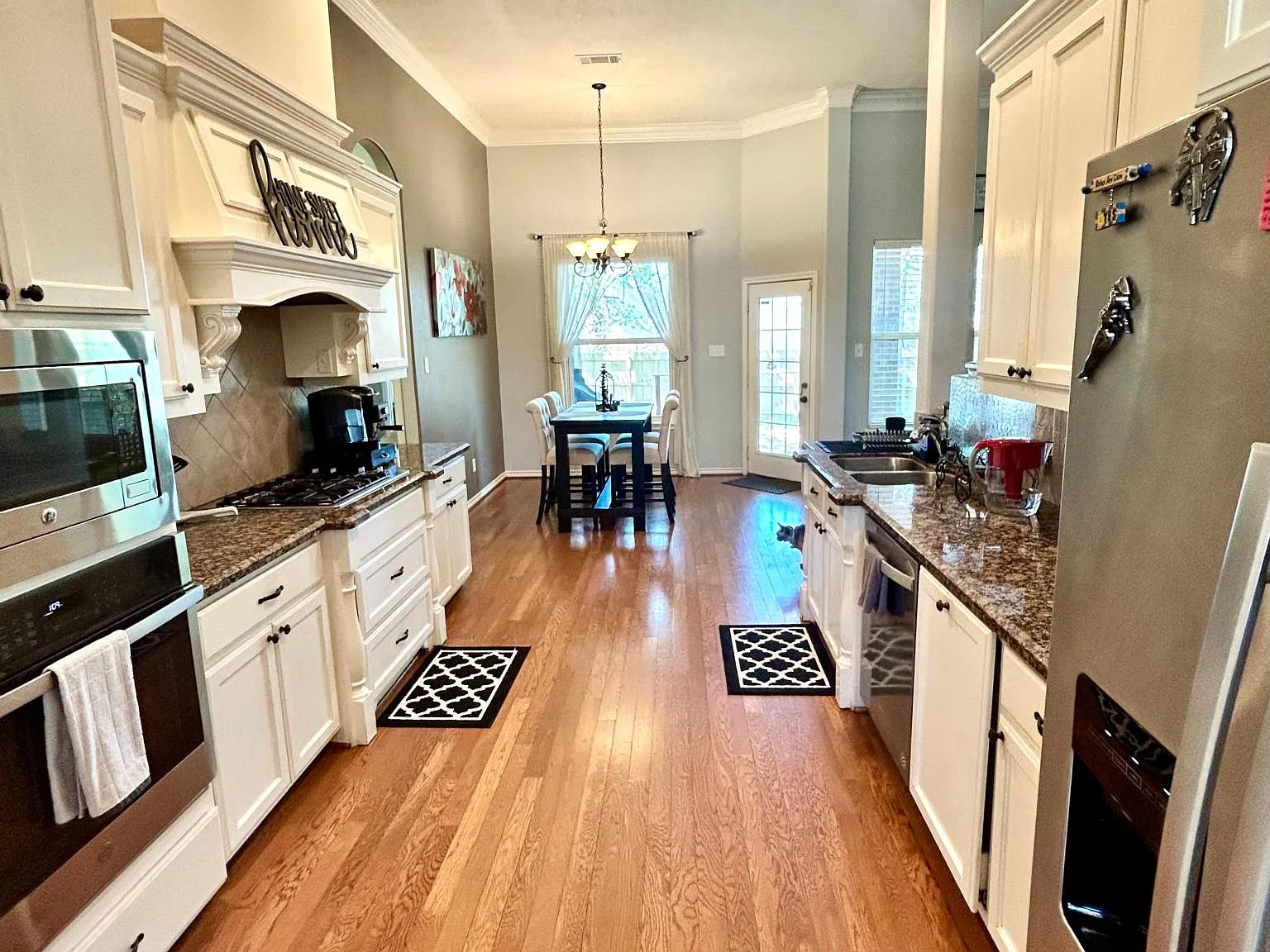 3 bed, 2.5 bath, 2146 sqft, $2,300 — Photo 2