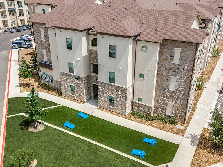 Palladium Crestway — Photo 22