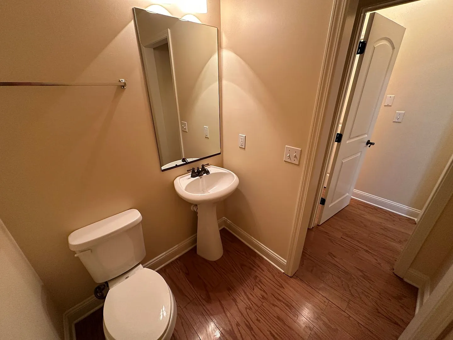 Gated Downtown Memphis Living in a Convenient Location. Pets are welcome with owner's approval. — Photo 4