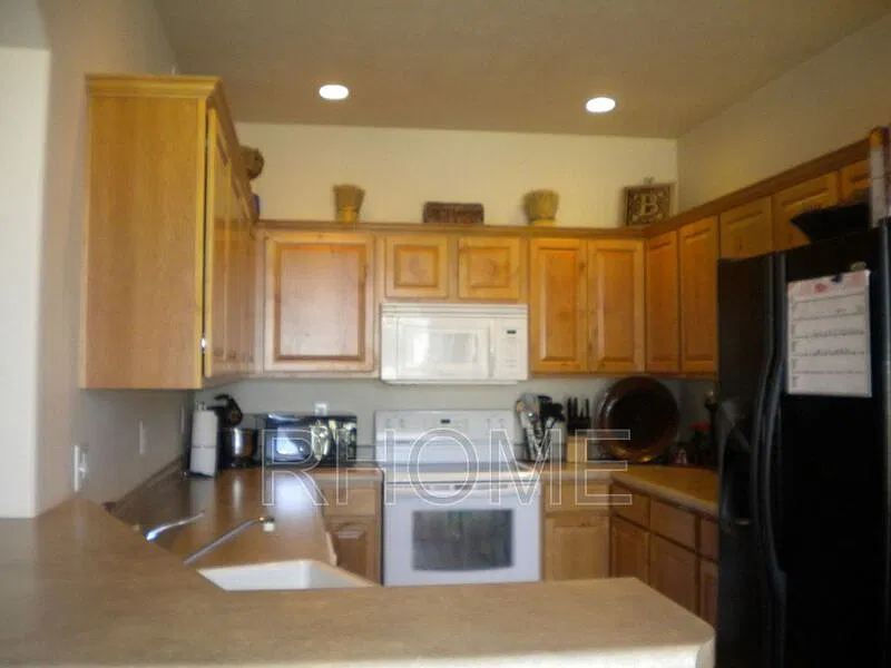 3 bed, 2.5 bath, 1830 sqft, $1,795 — Photo 2