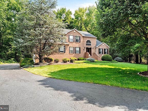 3rd image of 36 Arnold Ln